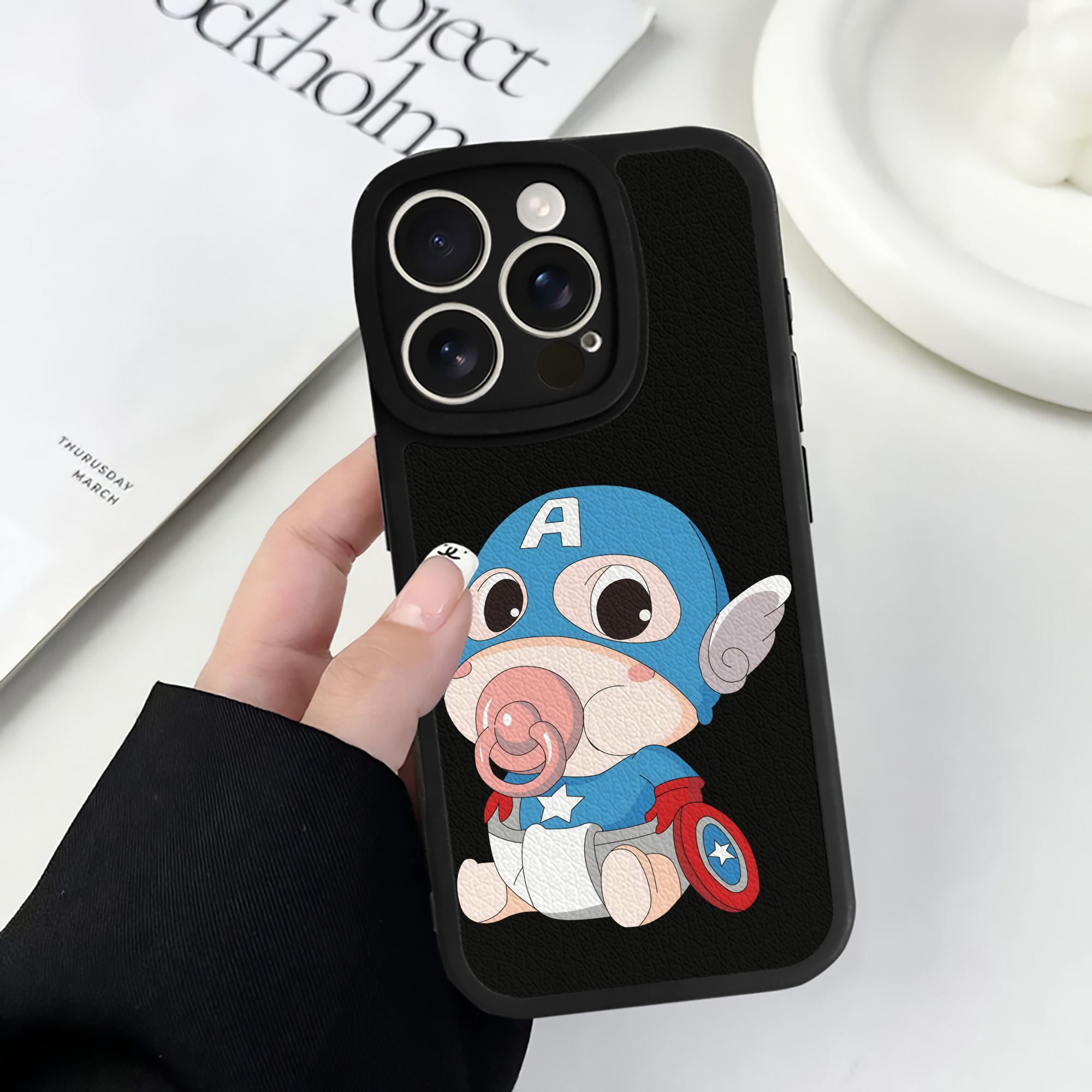 （画像用） アベンジャーズ The Avengers 【iPhone 16シリーズ対応】シリコンスマホケース（レザー調） 材質：シリコン